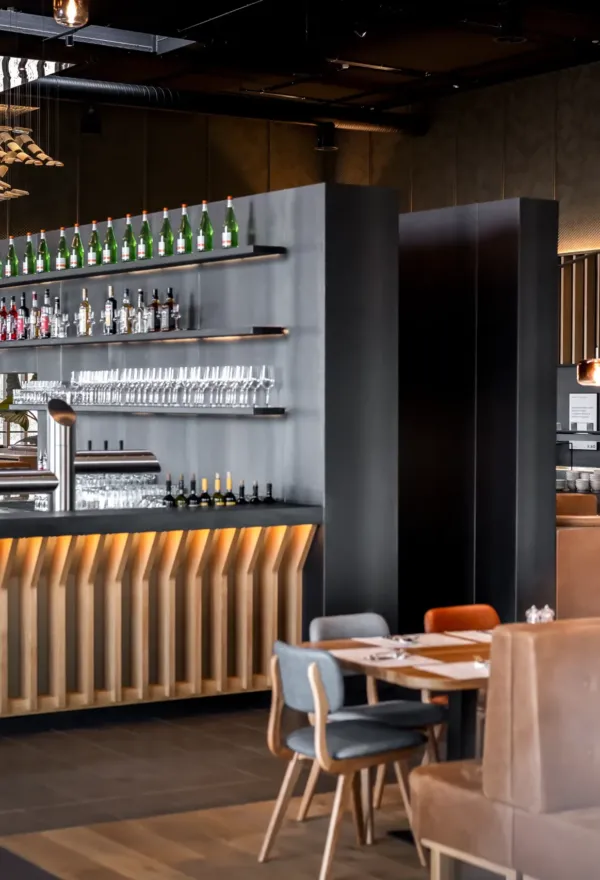 moderne Bar in Buffet-Restaurant mit stilvoller Inneneinrichtung und stimmungsvollen Licht
