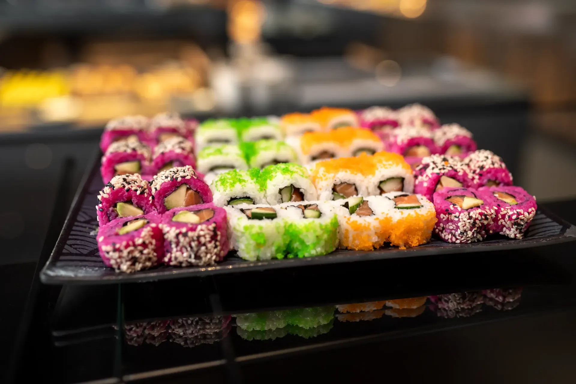 Bunte Auswahl mit frischem Sushi
