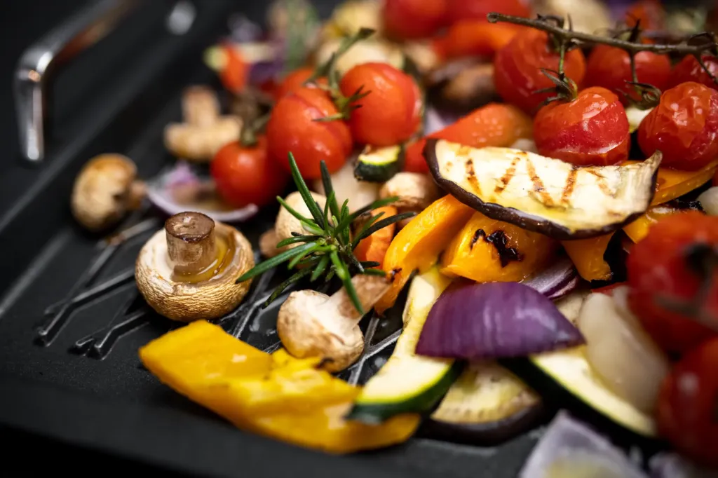 Buntes mit frischen Kräutern garniertes Grillgemüse