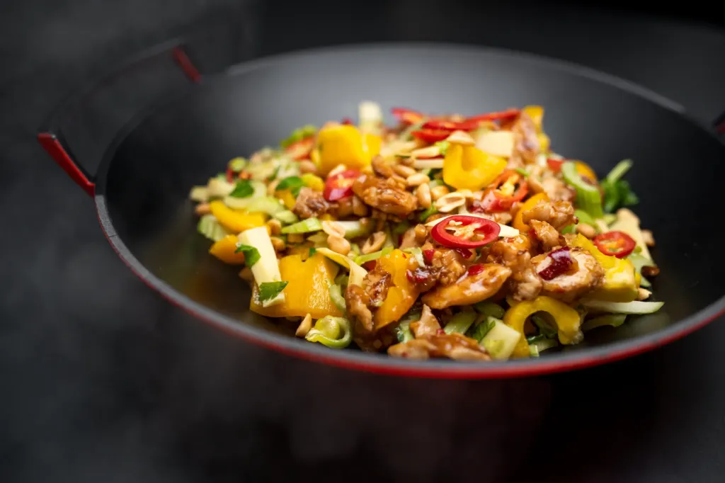 Eine Pfanne gefüllt mit gegrilltem Fleisch und Gemüse