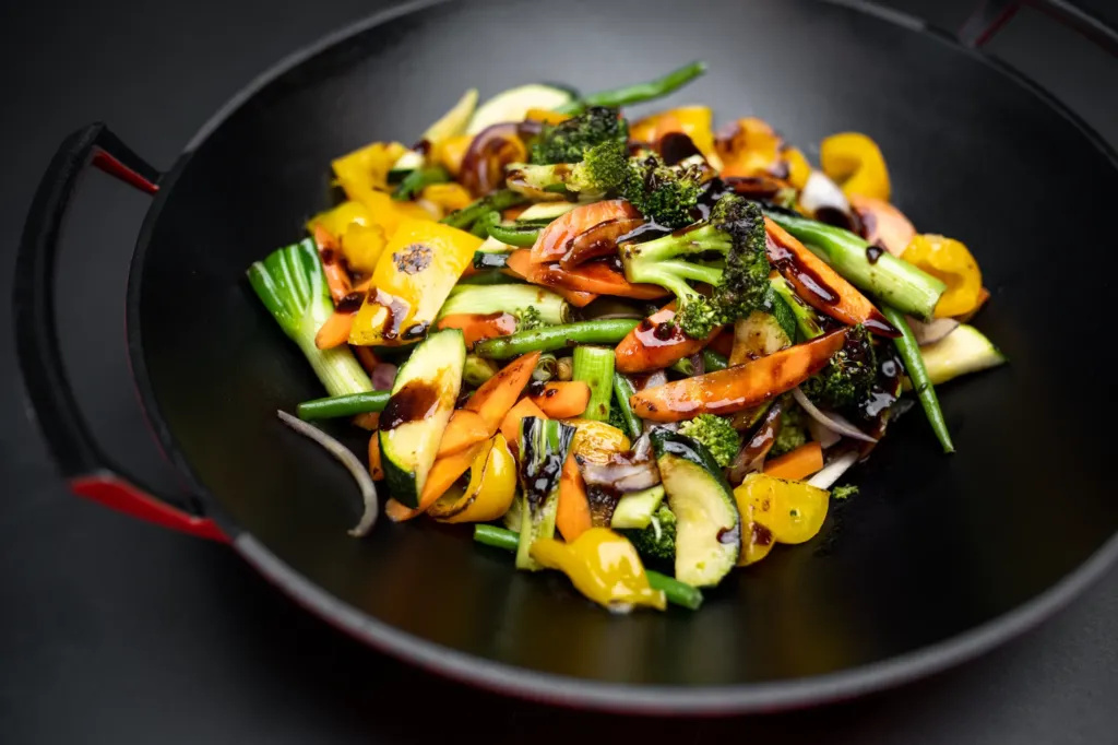 Eine Pfanne gefüllt mit knackigem gebratenen Gemüse mit Sauce