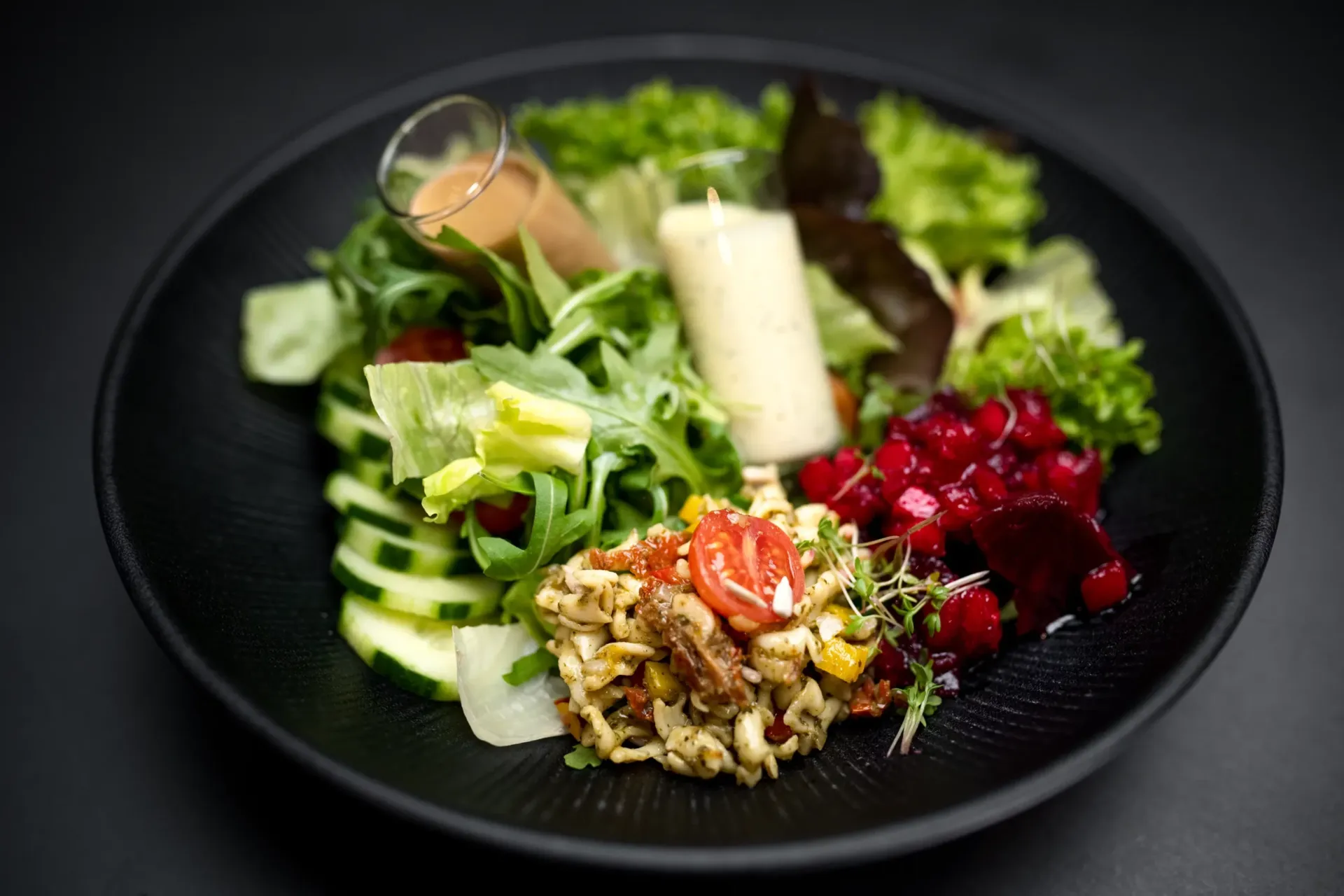 Ein bunter Salat mit Gemüse, Obst und Dressings