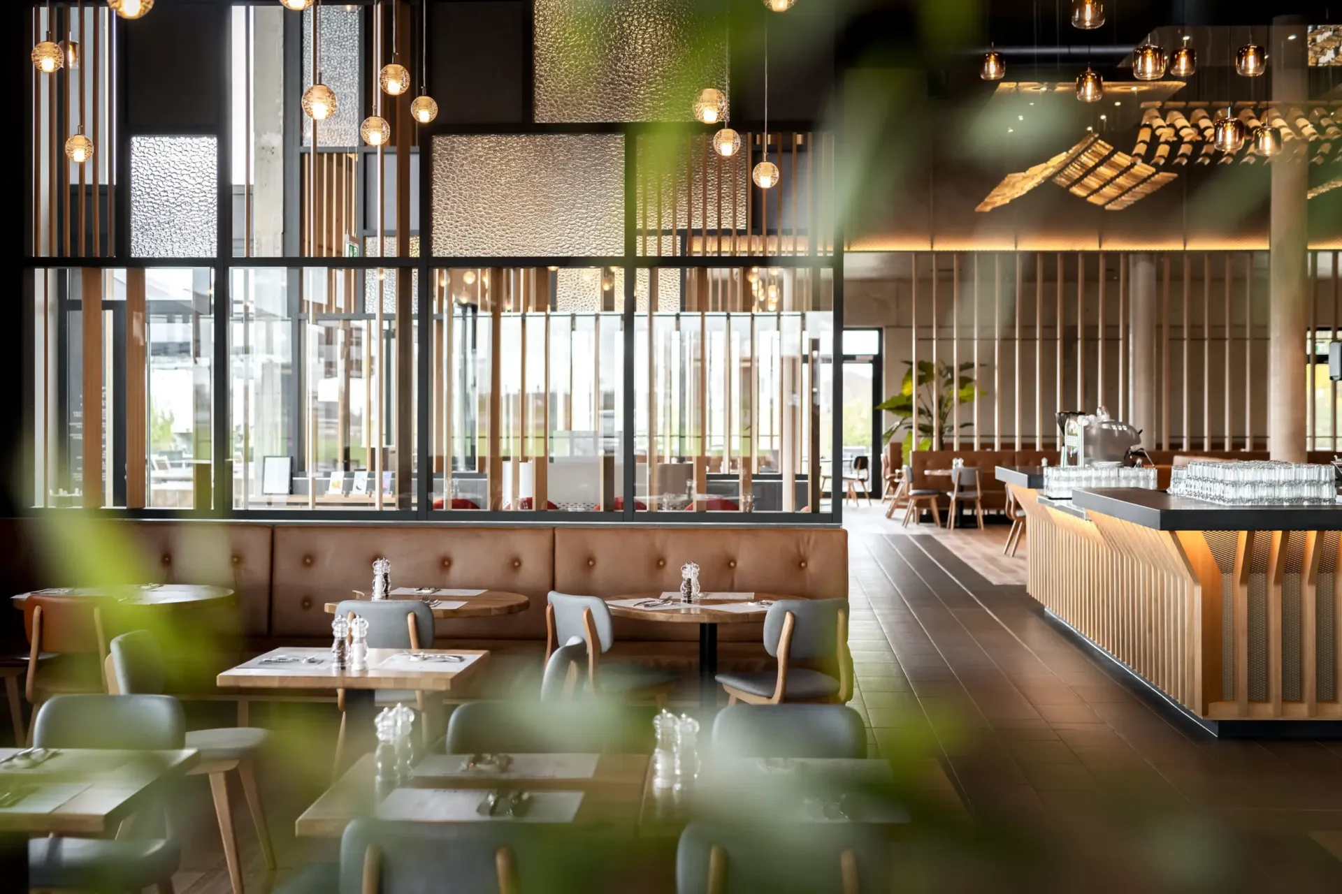 helles modernes Restaurant mit geschmackvoller Gastro Inneneinrichtung und stimmungsvollen Licht