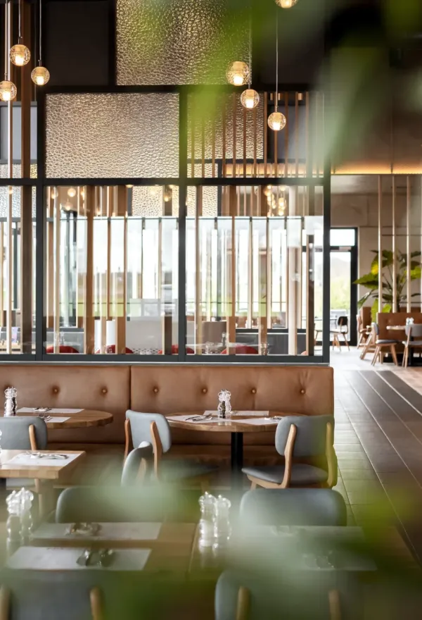 helles modernes Restaurant mit geschmackvoller Gastro Inneneinrichtung und stimmungsvollen Licht