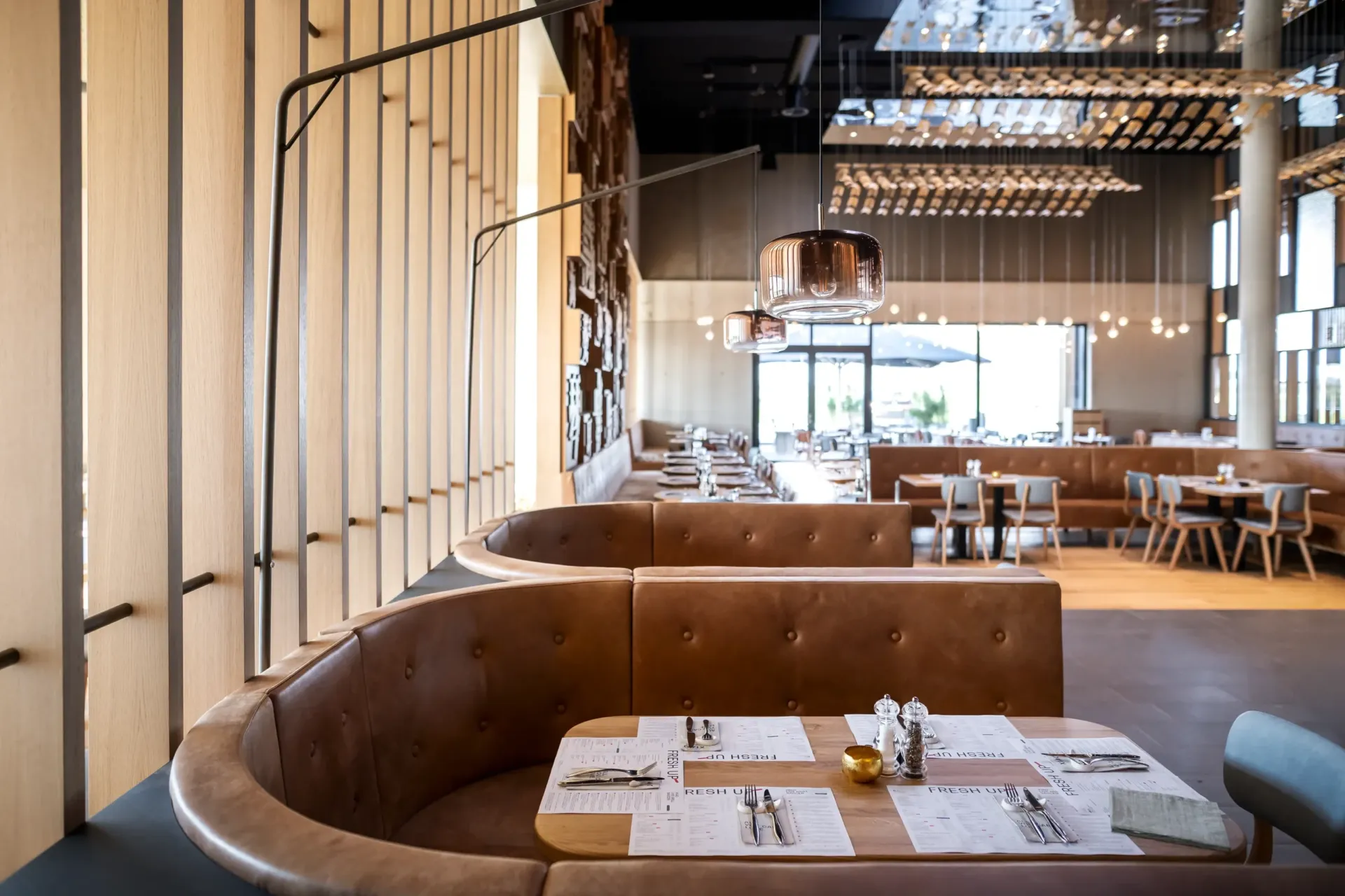 gepolsterte Sitzecke in stilvoll eingerichtetem modernen asiatischem All-you-can-eat-Restaurant