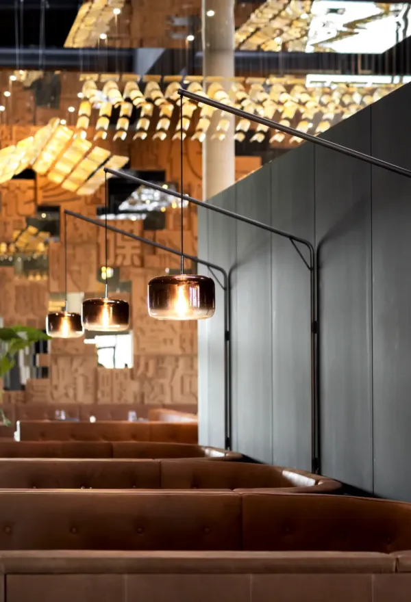 atmosphärisches Licht über Sitzecke in stilvoll eingerichtetem modernen asiatischem All-you-can-eat-Restaurant