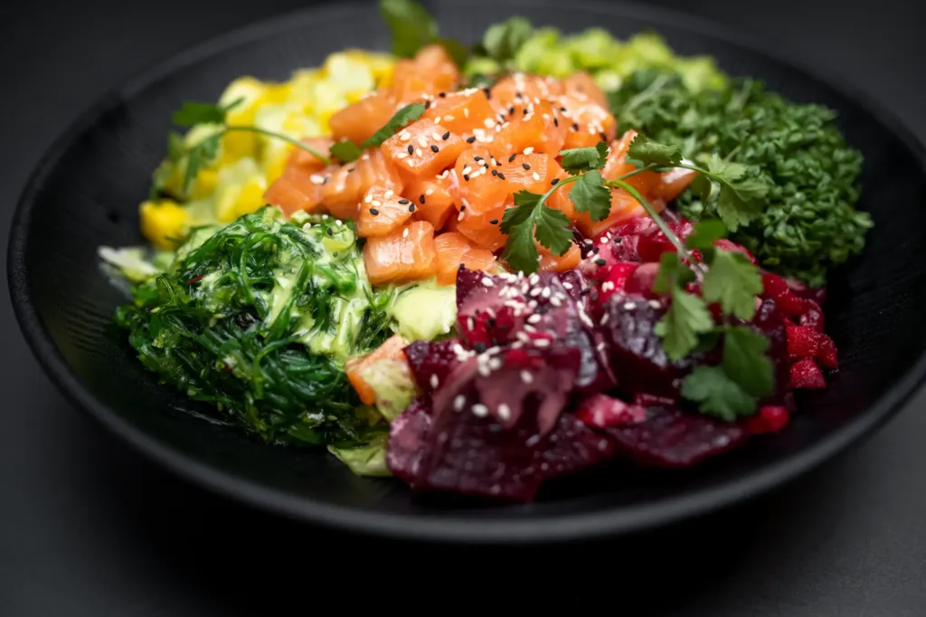 Eine bunte Bowl mit verschiedenen Gemüsesorten