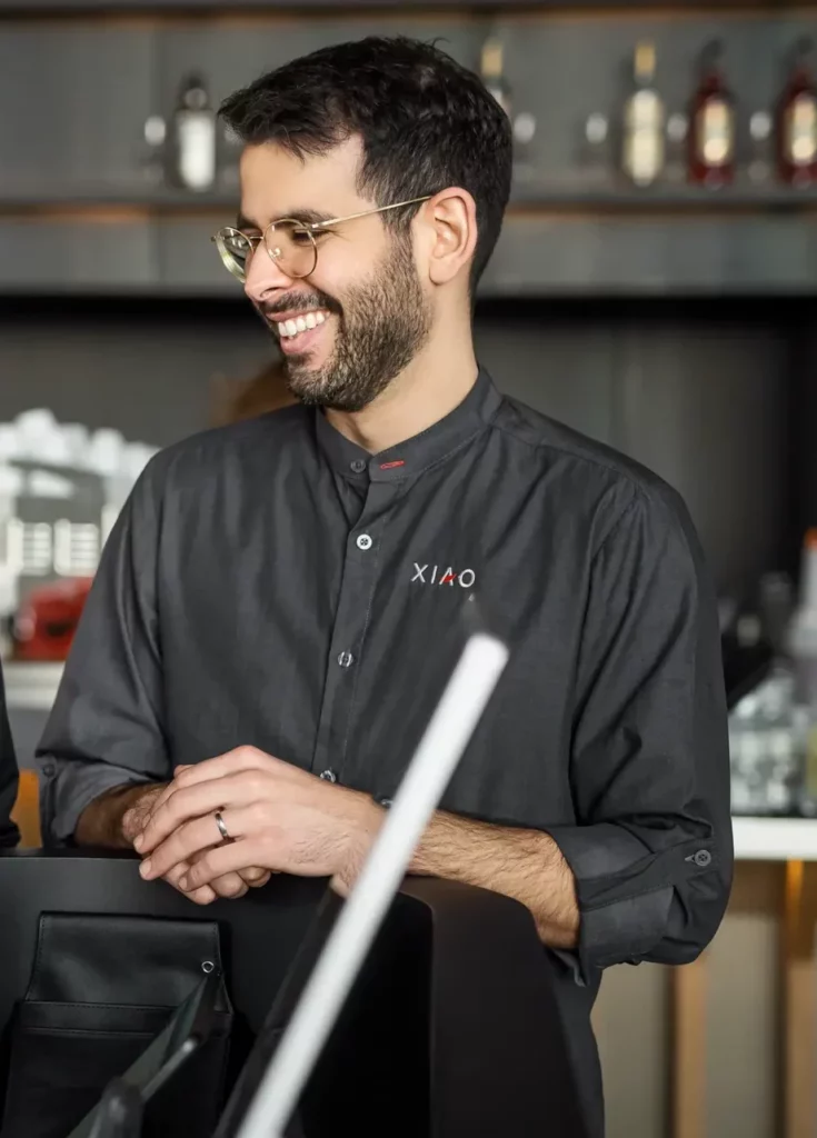 Eine Mitarbeiterin und ein Mitarbeiter haben Spaß bei der Arbeit am Empfang des asiatischen Buffet-Restaurants