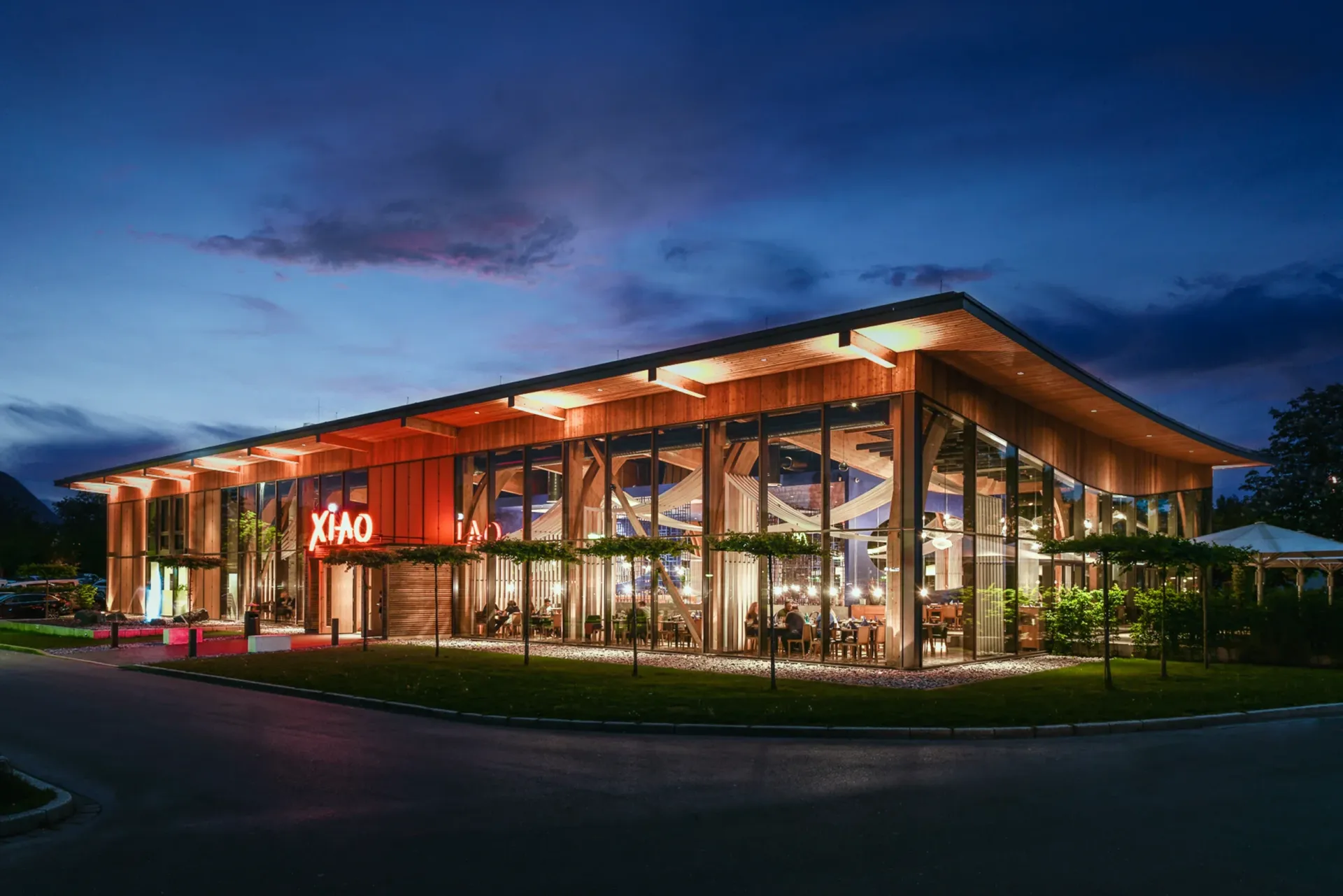 Ein stylishes Restaurant mit Glasfassade in stimmungsvollem Licht