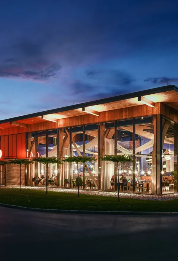 Ein stylishes Restaurant mit Glasfassade in stimmungsvollem Licht