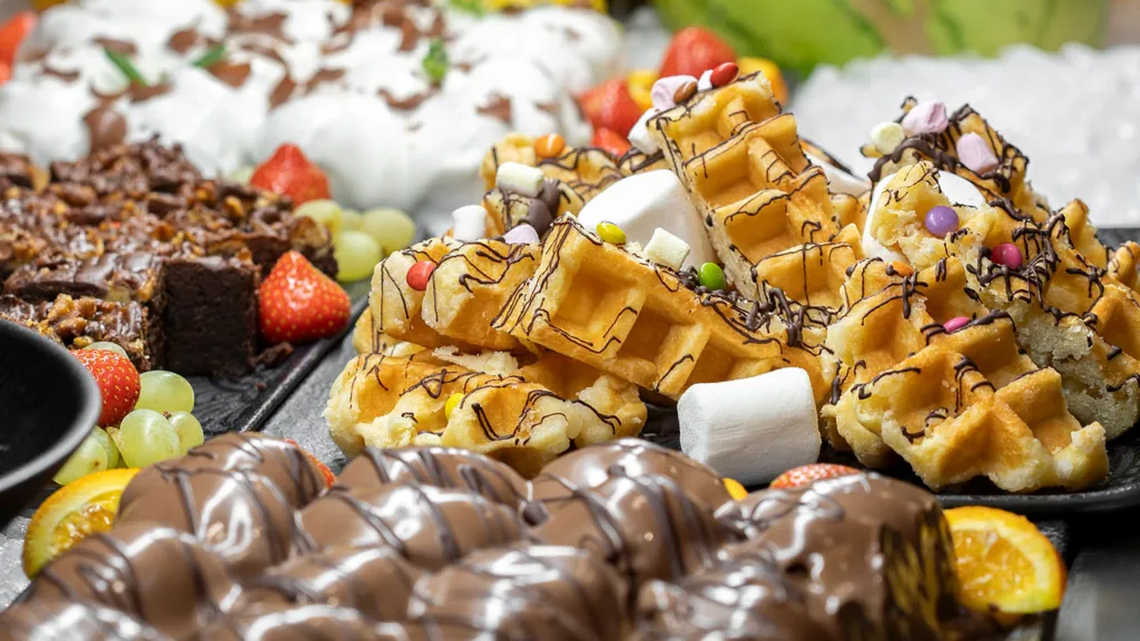 Dessertauswahl mit Waffeln, Marshmallows, Brownies, Schokoladengebäck und frischen Früchten