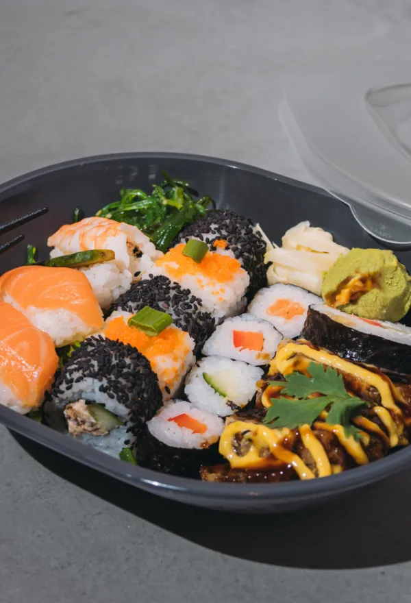 Take-away-Schale mit Sushi und Maki