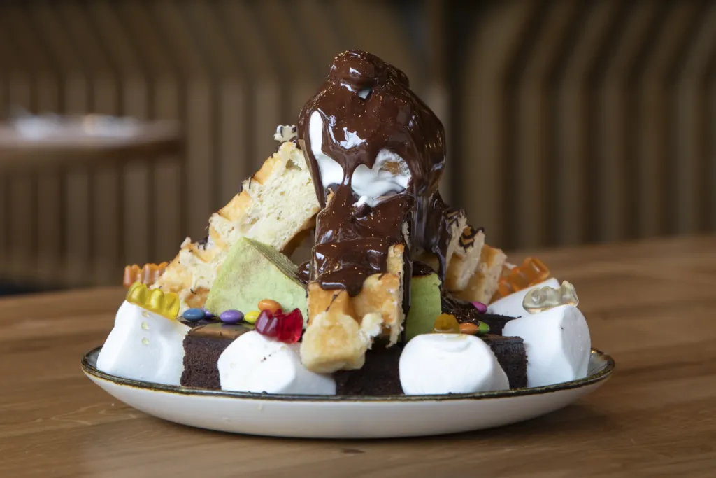 Dessert-Kreation mit Waffeln, Brownie, Marshmallows und flüssiger Schokolade aus dem XIAO Dessertbrunnen