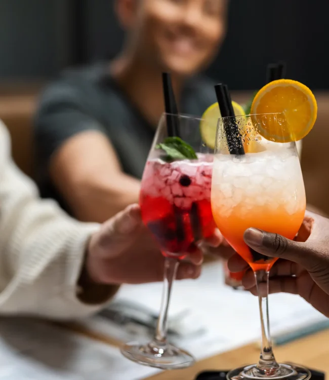 XIA_10573_Shooting_Krefeld_Tag_3_essen_am_Tisch_0090_sRGB Freunde stoßen mit Wildberry-Lillet und Aperol-Spritz an