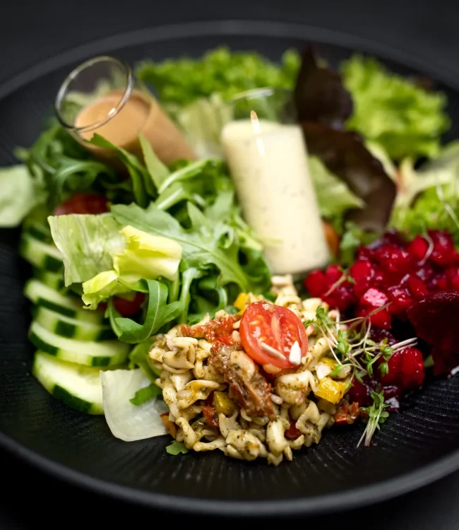 Salatteller Ein bunter Salat mit Gemüse, Obst und Dressings