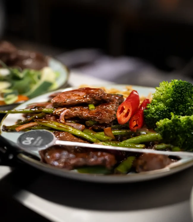 xiao-grill-food Ein Teller vom mongolischen Grill mit Fleisch und Gemüse.
