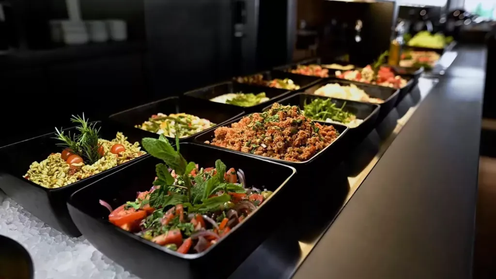 Schalen mit frischen Gerichten in der Auslage des XIAO Erlebnis-Buffets